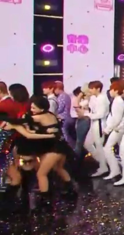 nayeonieeeee_'s tweet photo. Jennie rushed to Irene and Seulgi encore, my ghad! my heart!😍 #HYLT5thWin #HowYouLikeThat5thWin https://t.co/fmH6dk6XOT