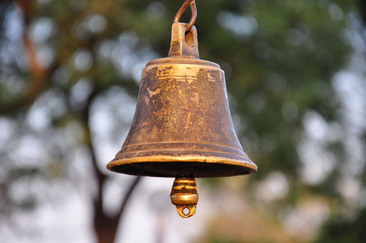 मंदिर की घंटीBells is made to produce such a distinct sound that it can create a harmony between ur left & right brains. When u ring it. it produces sharp but lasting sound vibration which lasts for min of 7 sec in echo mode long enough to touch it 7 healing centers in ur body.