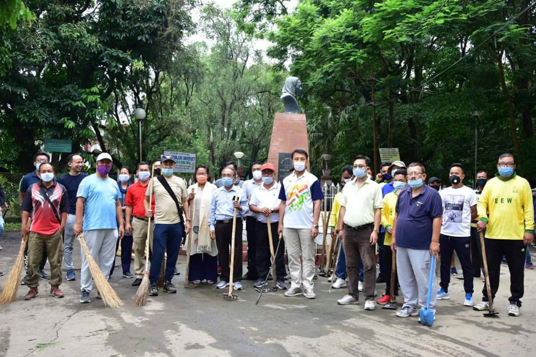 airnews_imphal's tweet photo. #Manipur: Education Minister @Th_Radheshyam today led a cleanliness drive at the Dhanamanjuri University (DMU) campus, which is now a Cluster University of five colleges
#DMUniversity
#CleanCampus #CleanManipur
@NBirenSingh @HRDMinistry @airnewsalerts https://t.co/Wva7IFZWy5