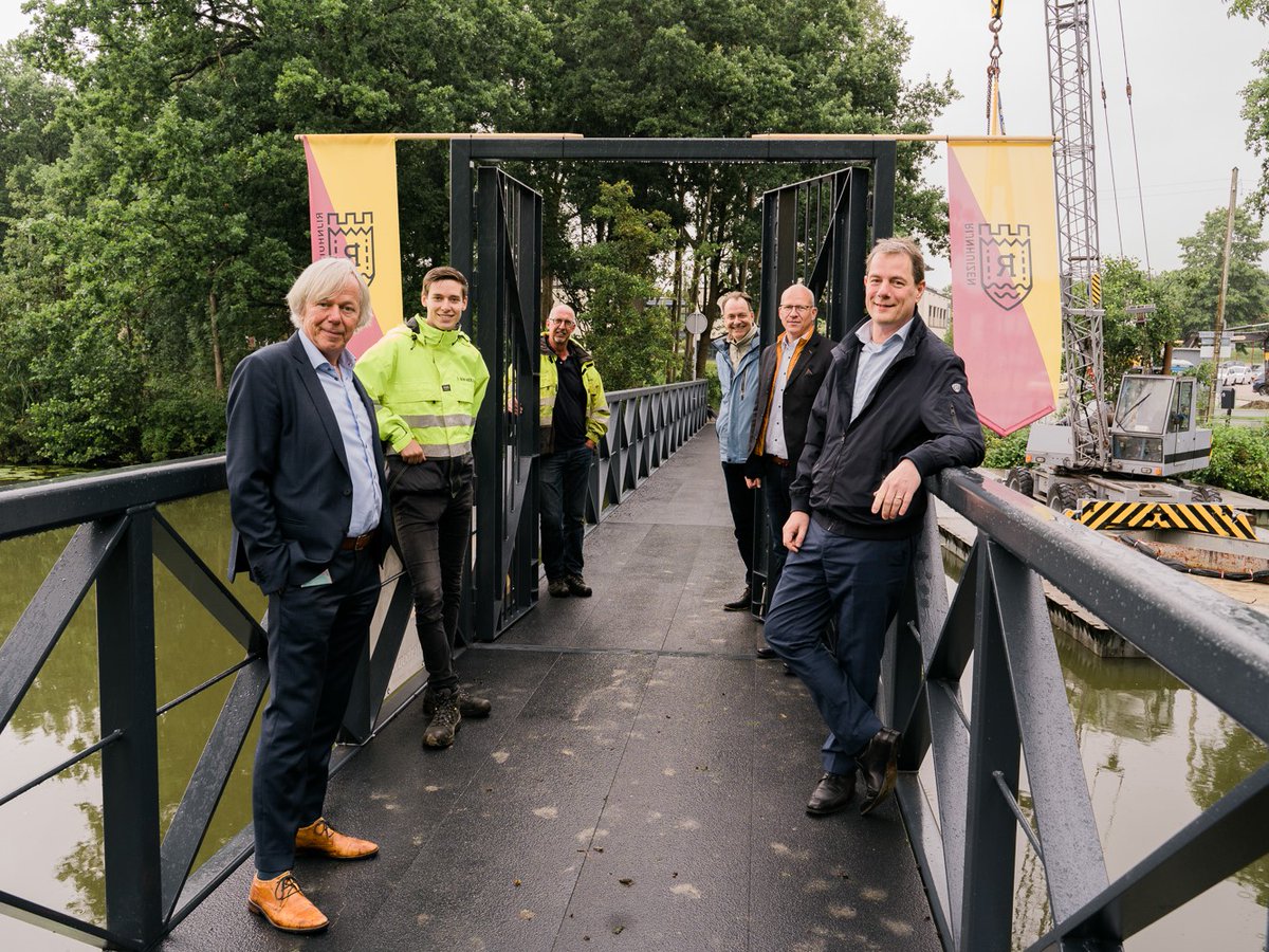 Nieuwe voetgangersbrug Fort Jutphaas officieel geopend

Op vrijdag 10 juli is de nieuwe voetgangersbrug bij Fort Jutphaas officieel geopend door wethouders Hans Adriani en Jan Kuiper en aannemer Ben van Hees. Klik hier voor meer...
ow.ly/GJhL50AvHO3