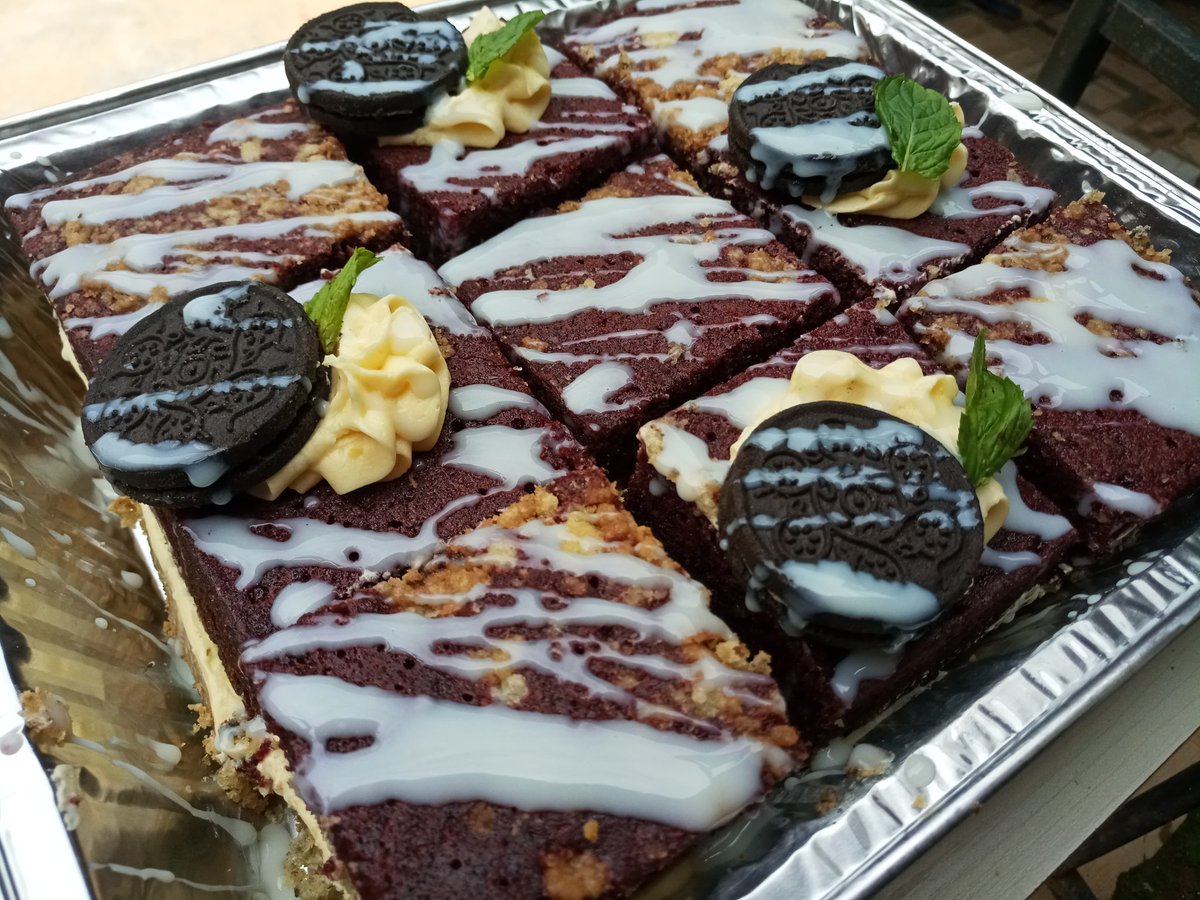 NgNostalgia's tweet image. Another win for the day! A whole dessert tray of Red Velvet &amp;amp; Cookies n cream combo. A great way to spend the weekend.                              #treatsnchill                           
Hit me up to place your orders
Ps: You can choose your flavour combos
#getentangled