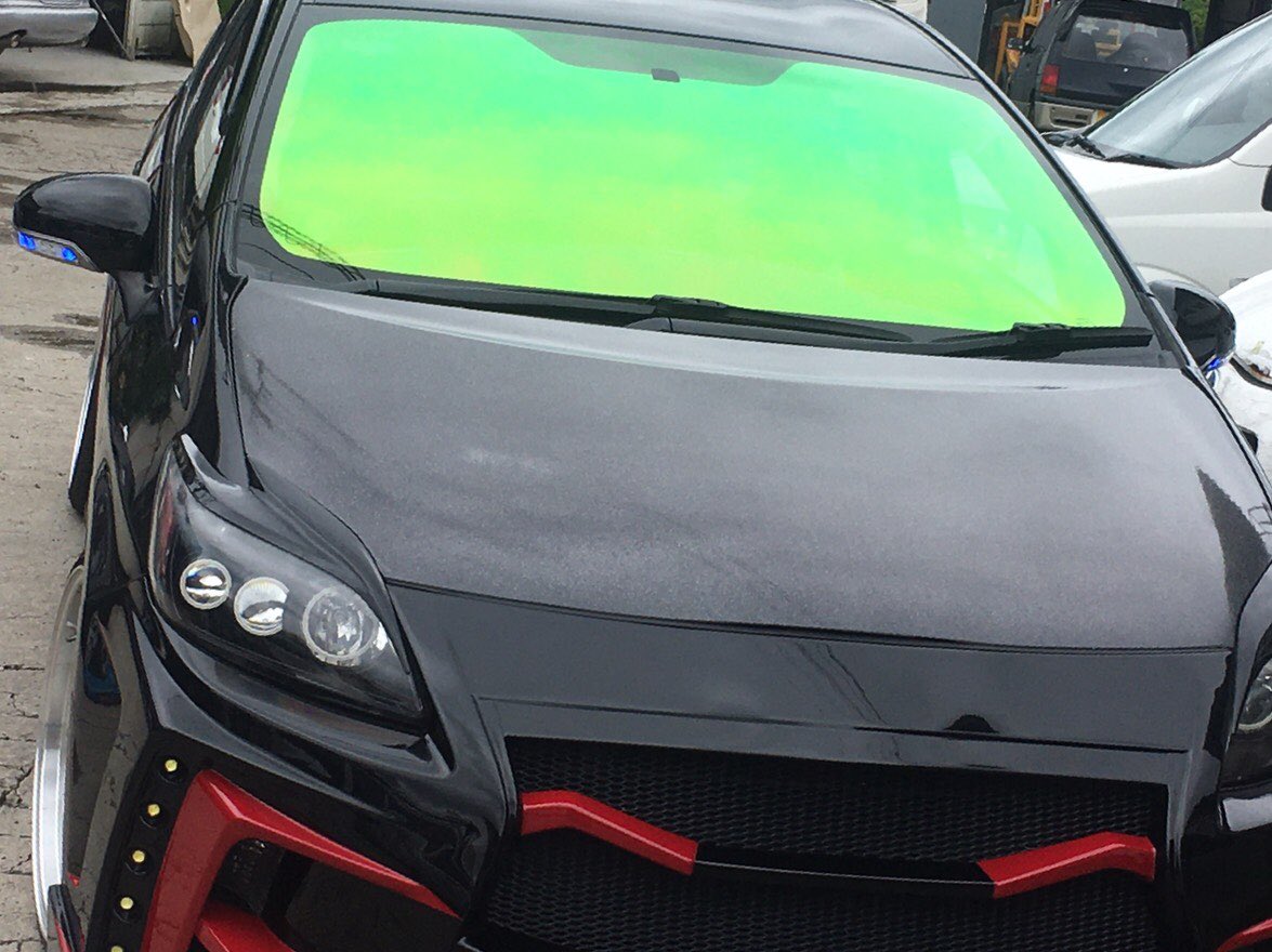 ふぃるむやさん Osaka カーフィルム施工 車両情報 30プリウス フロントガラス ファンキーゴースト なかなかファンキーに仕上がりました 撮影角度で緑に見えますが 見る角度でかなり色が変わります 施工依頼受付中 プリウス カーフィルム