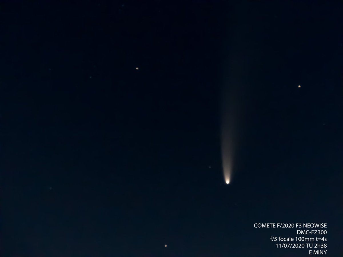 EricMiny's tweet photo. Voilà mes images de la stars du moment dans le ciel la comète  #NEOWISE  prise ce matin wpuis un champs avec Blois en toile de fond https://t.co/dp9UsdbVXz