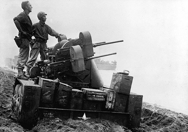 SejarahRI's tweet photo. Pasukan Amerika Serikat di Papua pada tahun 1944, mempersiapkan diri menjelang penyerbuan Morotai. Jatuhnya Morotai membuka jalan bagi penaklukan Filipina dan kemenangan atas Jepang di Pasifik. https://t.co/oE8iCNSViv