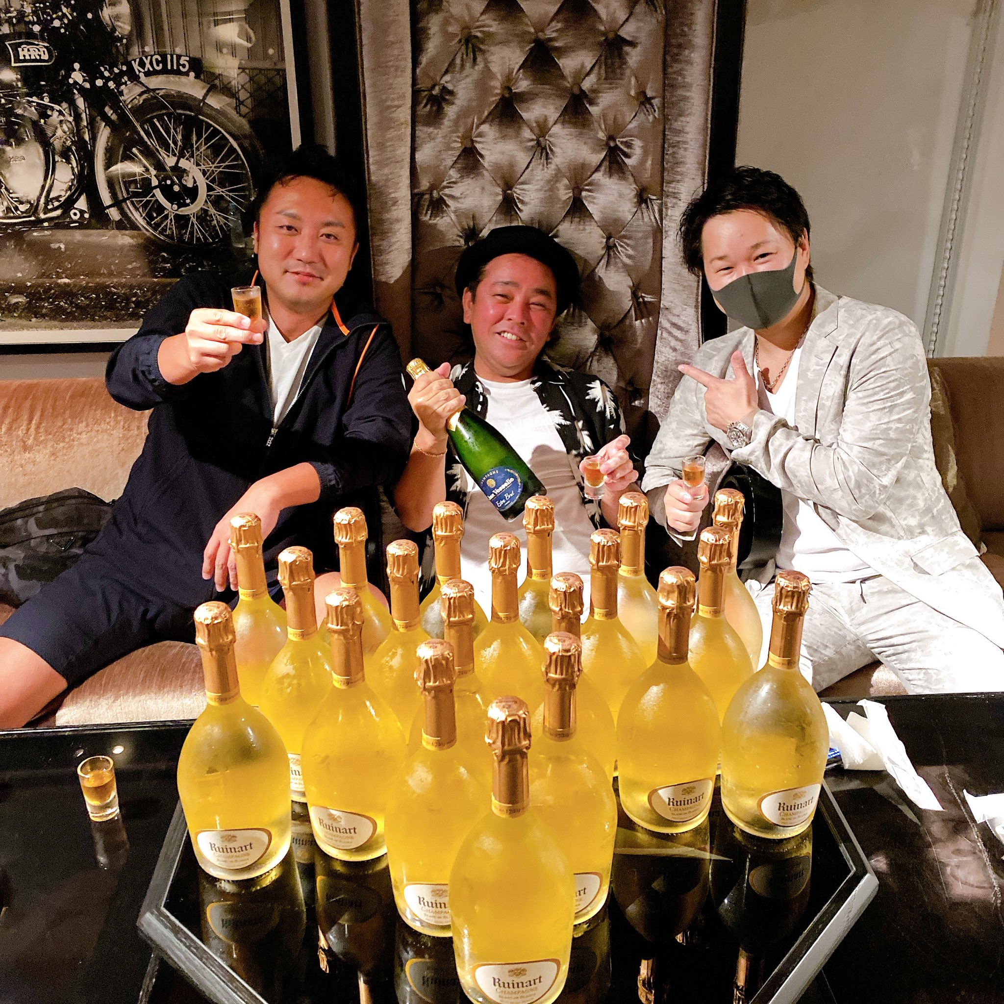 つぐ兄オフィシャルwsop22参戦決定 Tren Twitter 友達のバースデーをシャンパン本で祝う ロックスターホテル T Co 9c2s6yjldq Twitter