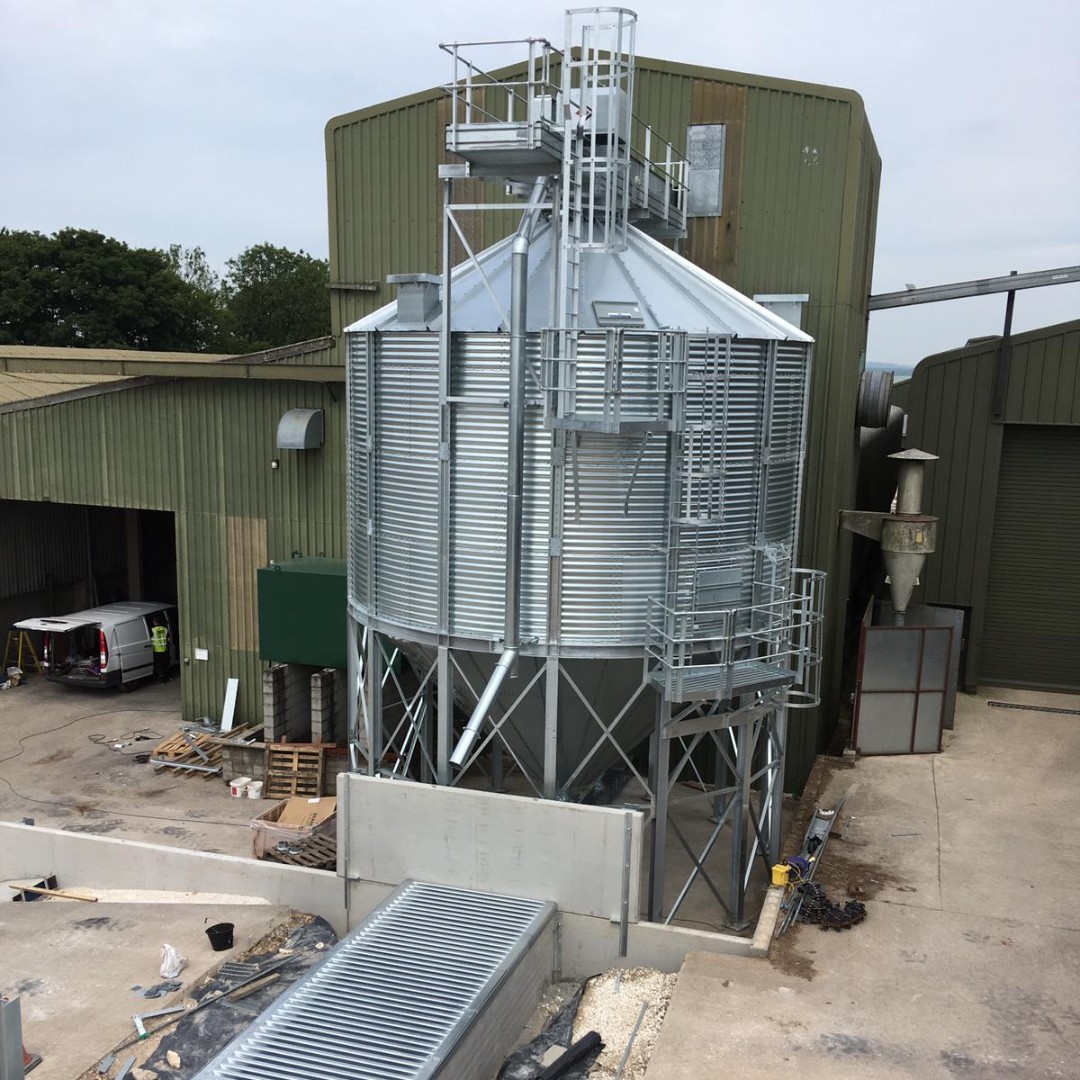 McArthur_Agri's tweet photo. A new Bentall Rowlands silo with Skandia Elevator handling equipment installed in East Yorkshire by McArthur Agriculture. Some concrete to go and then ready to commission for #harvest20. #grainstorage https://t.co/sTObWqgmcs