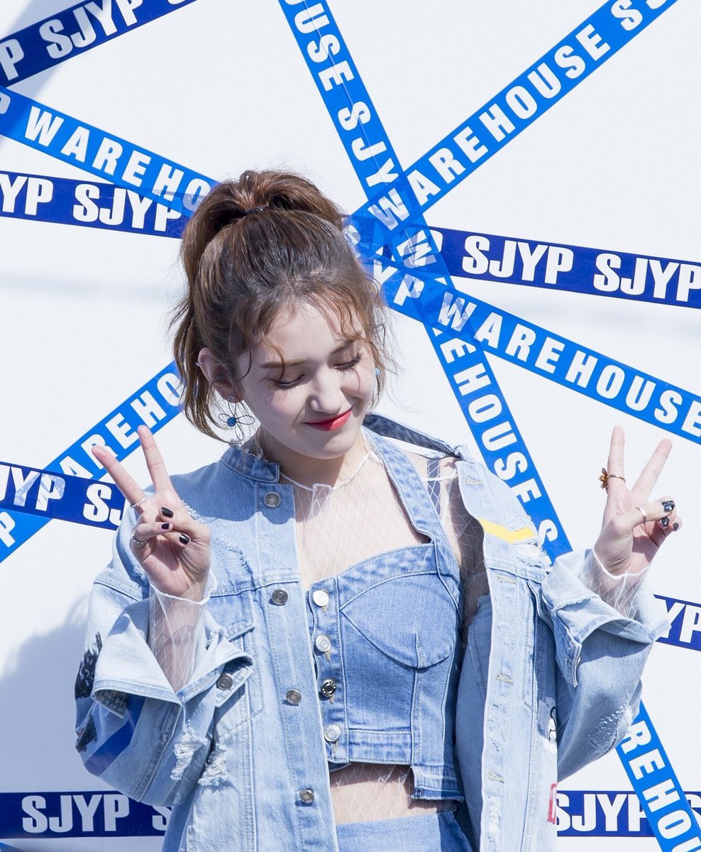 jjnyoura's tweet photo. hai gw youra
newbie nih, mohon bantuannya

mutualan? rt/like
fambest? dobrak dm gw gk usah malu malu

#roleplayerindonesia #roleplayerkpop #roleplayer #rpindonesia #rpkpop #Rpw #jeonsomi #Mutualankuy #MutualanAjaDulu https://t.co/AMsTiEkA5R