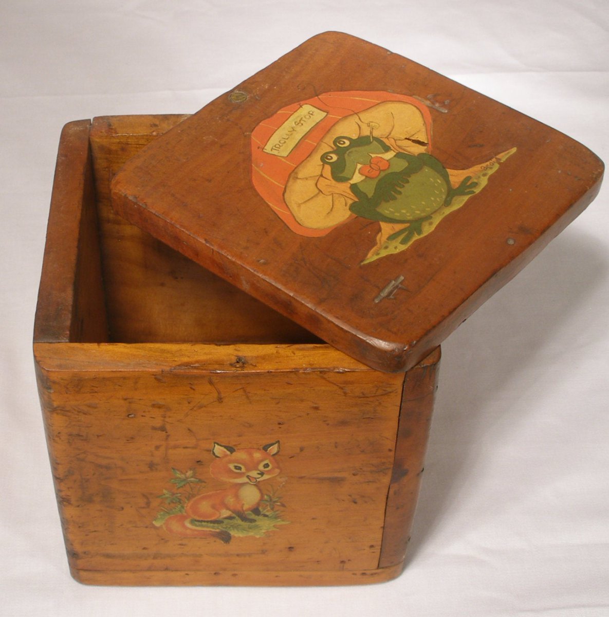 oldstuffdave's tweet photo. Vintage hand made wooden box applied cartoon animals keepsake stash box pine https://t.co/DQGrGw0Ihg #Oldstuffdave #vintage #Etsy #OldBox https://t.co/Io5QXWqCfV