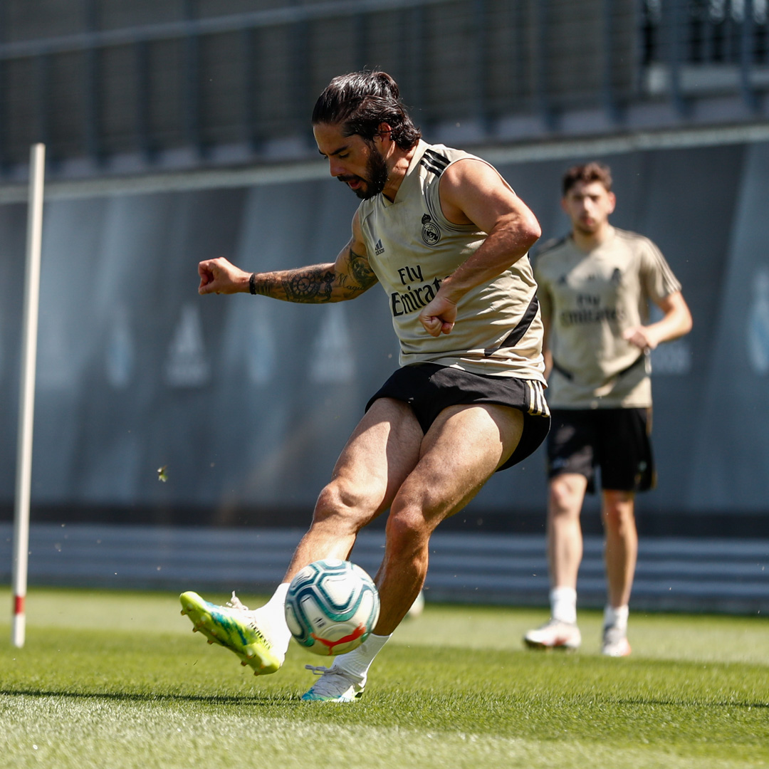 realmadrid's tweet photo. 💪🛠 ¡Vuelta a los entrenamientos con la mente puesta en el encuentro 🆚 @GranadaCdeF! 
#RMCity | #HalaMadrid https://t.co/KJrWiDQYYM