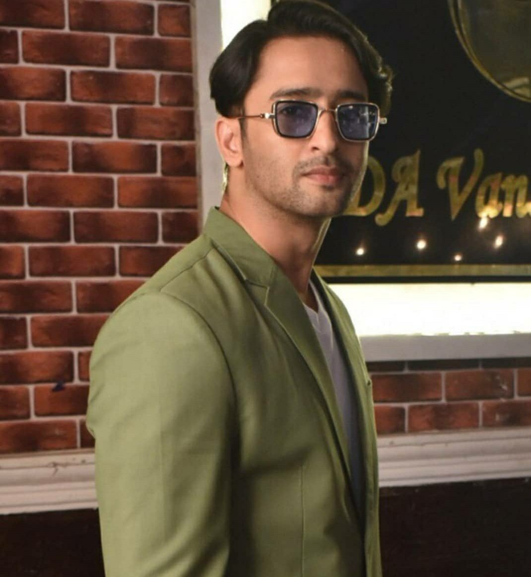 After leap Abir's first lookEven that time Abir Rajvansh was back with a bang in a completely new look, with his short hair n cool shades, Abir 2.0. This time again Shaheer's charm was on the peak among his fans.Everything is awesome  @Shaheer_S #ShaheerTheAbirReturns
