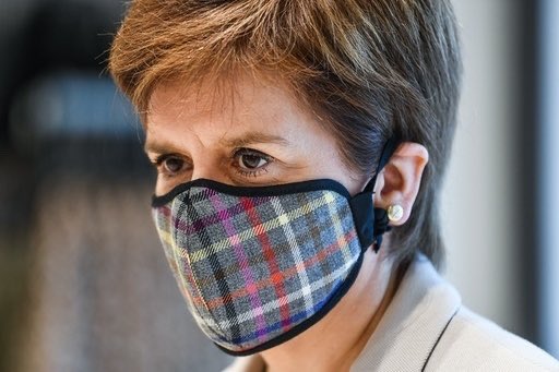 Most facemasks discriminate against deaf people who need to lip read.  @NicolaSturgeon knows — her advisors told her. She could have worn a see-through mask (like those made by Edinburgh’s  @breatheasyinfo to promote accessible use. Instead she made a political statement 1/5