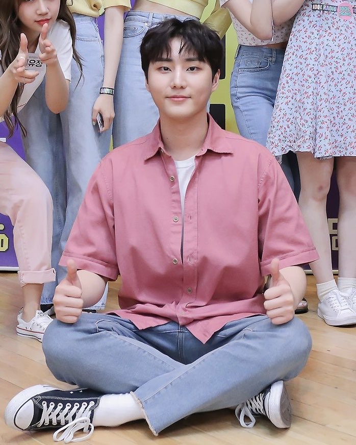 a thread on youngk being cute & sitting like a pre-schooler during idol radio group pics uwu