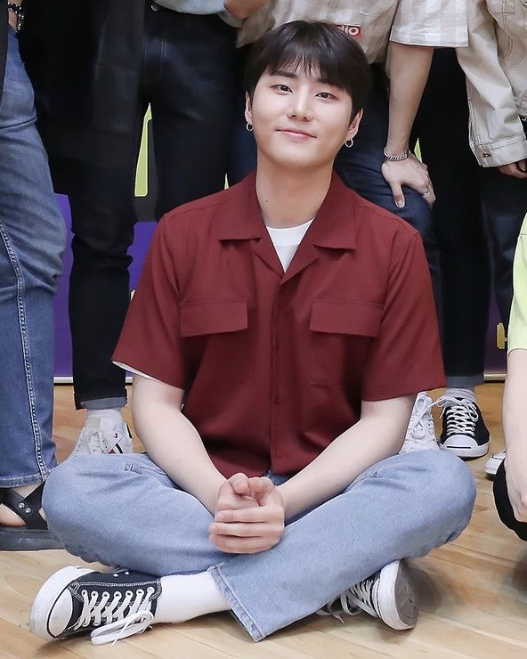a thread on youngk being cute & sitting like a pre-schooler during idol radio group pics uwu