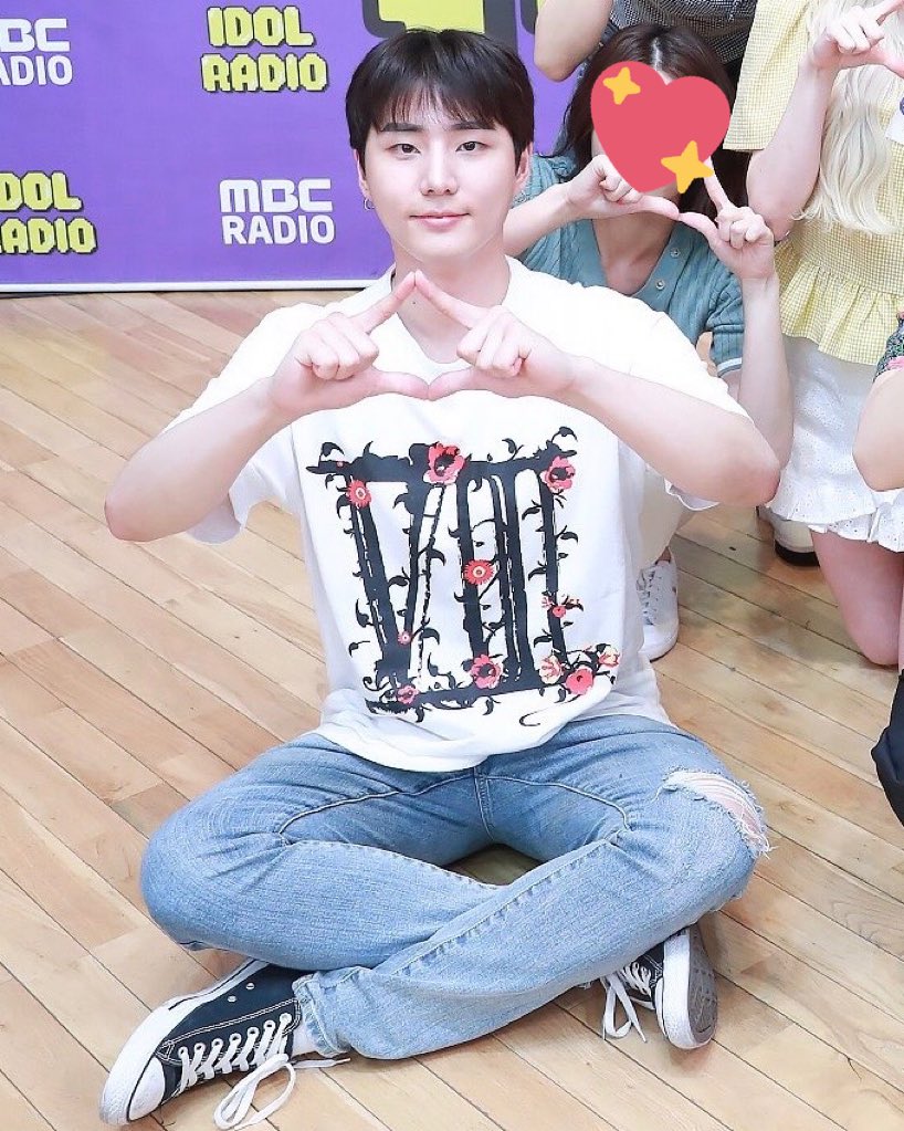 a thread on youngk being cute & sitting like a pre-schooler during idol radio group pics uwu