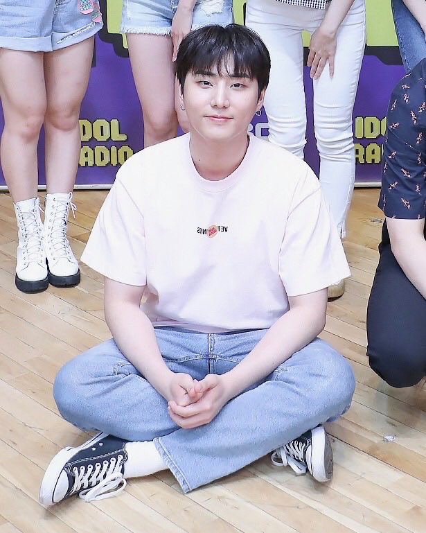 a thread on youngk being cute & sitting like a pre-schooler during idol radio group pics uwu