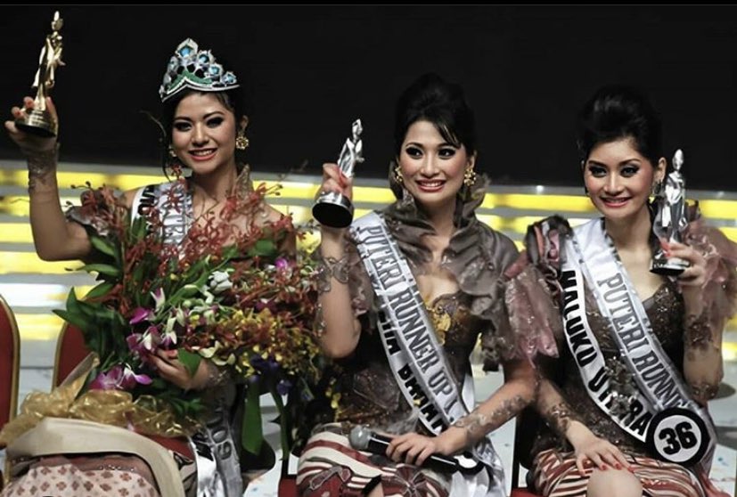 Runner Up 1, Hafiza Zulkriatul dari Sumatera Barat mewakili Indonesia di Miss International 2010. Lalu Runner Up 2, yang mukanya sering wara-wiri di TV maupun layar bioskop, Ayu Pratiwi mewakili Maluku Utara. Coba sampe sini kalian udh “oh ya ampun baru tau” berapa kali hayo