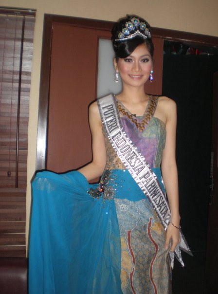 Runner Up 1, Hafiza Zulkriatul dari Sumatera Barat mewakili Indonesia di Miss International 2010. Lalu Runner Up 2, yang mukanya sering wara-wiri di TV maupun layar bioskop, Ayu Pratiwi mewakili Maluku Utara. Coba sampe sini kalian udh “oh ya ampun baru tau” berapa kali hayo