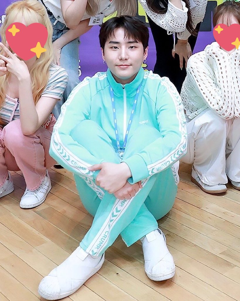 a thread on youngk being cute & sitting like a pre-schooler during idol radio group pics uwu