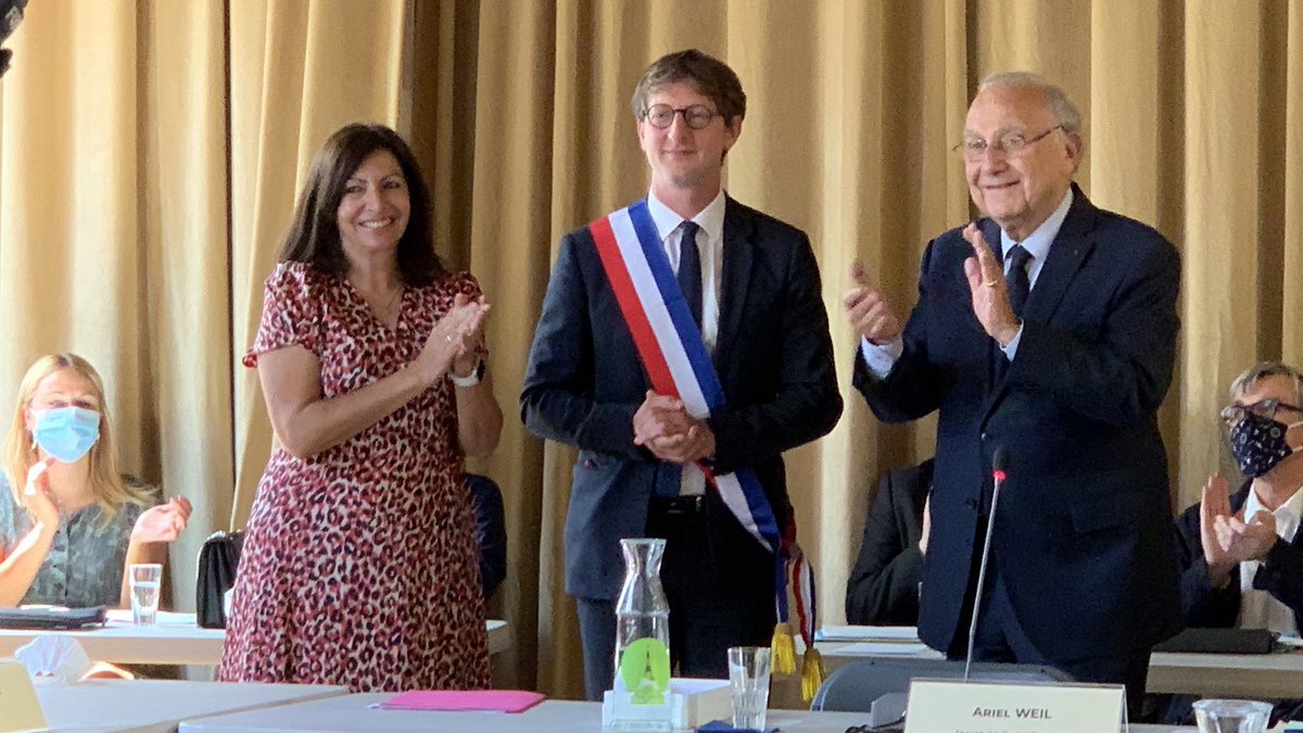 Anne_Hidalgo's tweet photo. Toutes mes félicitations @ArielWeilT, 1er Maire de Paris Centre, qui regroupe désormais les 1, 2, 3 et 4e arrondissements. 👏 #ParisCentre #Paris https://t.co/mokFGRGTpZ