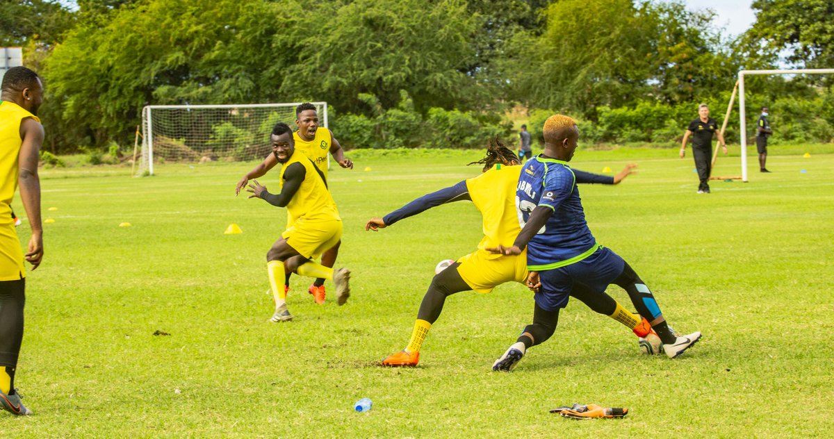 YoungAfricansSC's tweet photo. Kikosi kimefanya mazoezi ya jioni leo na kumalizia maandalizi ya mechi yetu ya Nusu fainali ya Kombe la Shirikisho la Azam Sports.

#DaimaMbeleNyumaMwiko🟡🟢 https://t.co/Qzfpxw5d3N