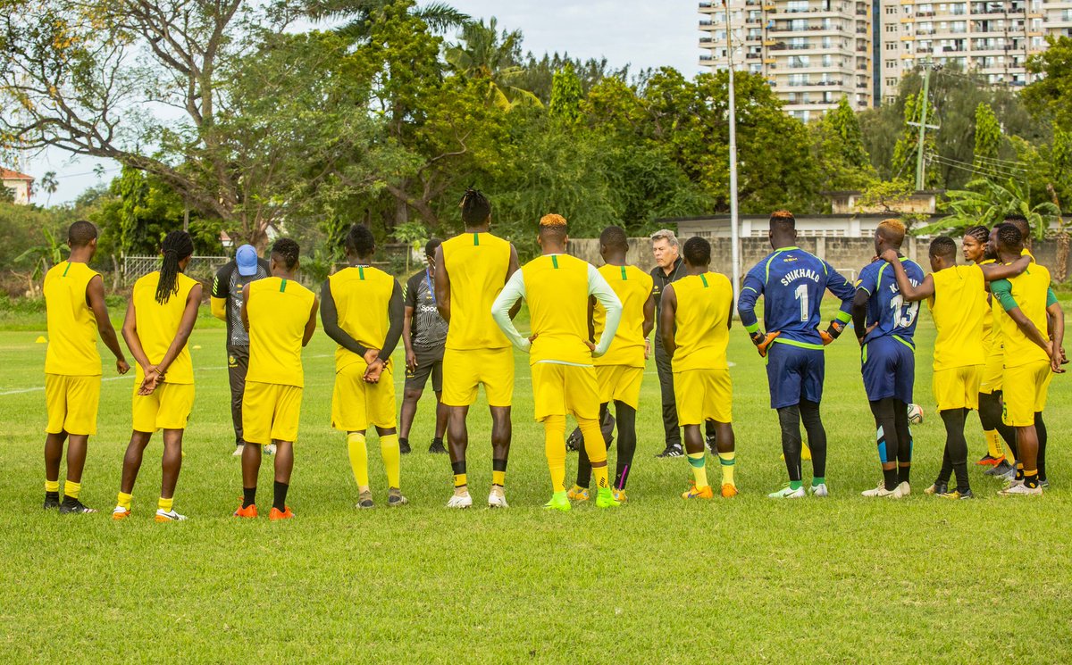 YoungAfricansSC's tweet photo. Kikosi kimefanya mazoezi ya jioni leo na kumalizia maandalizi ya mechi yetu ya Nusu fainali ya Kombe la Shirikisho la Azam Sports.

#DaimaMbeleNyumaMwiko🟡🟢 https://t.co/Qzfpxw5d3N