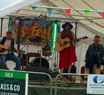 Mae’r ddwy act talentog, lleol #trefynnon yn chwarae <a href="/BFest2/">B-Fest</a> heddiw youtu.be/NAg7DceElR4 2 local, talented acts playing today