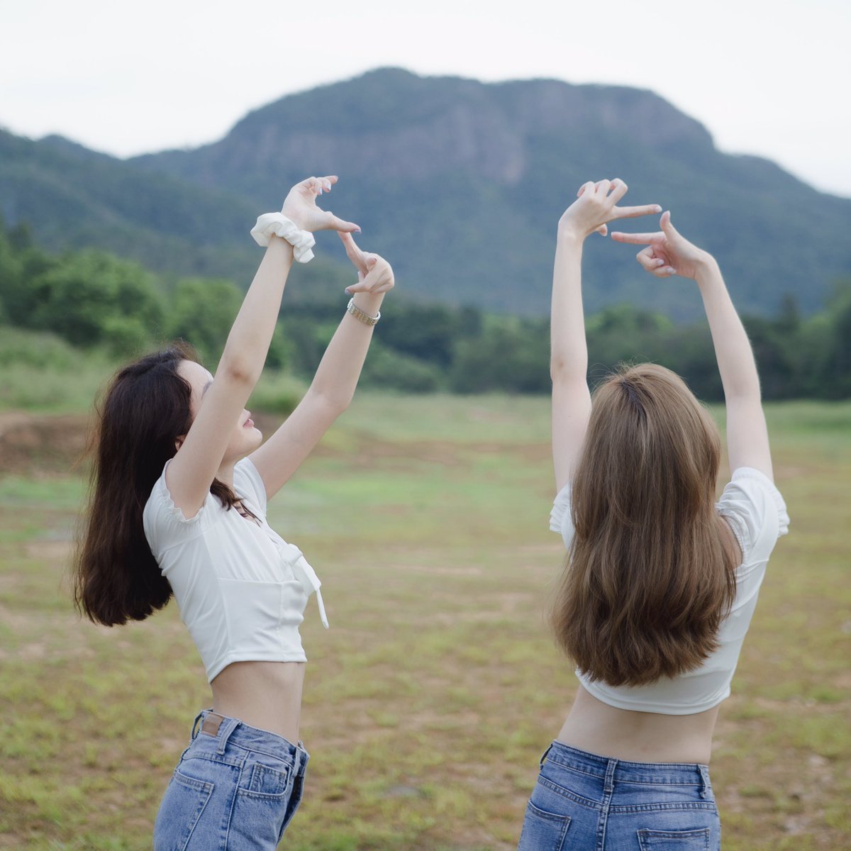 พร้อมส่ง
French simple v neck top in white 🕊
เสื้อครอปสีขาวสไตล์วินเทจ
เนื้อผ้ามีความยืดหยุ่นสูง ครอปเข้ารูป
ดีเทลโบว์กลางอก จั๊มป์แขนพองค่า
Size : อก/เอว/ความยาว 
S : 29-33.5/23-26.5/15 (นิ้ว)
M : 30-35/24.5-28/15.3 (นิ้ว)
price : 320 บาท