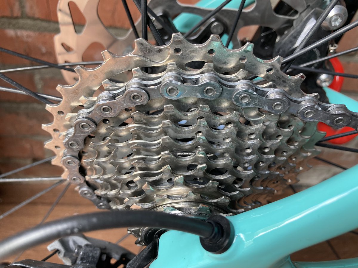 hwgvdhoeven's tweet photo. De cassette en de ketting zijn best mooi schoon geworden!
Netjes ingevet voor een nieuw ritje, morgenvroeg maar eens kijken of het lekker fietsweer is! #fietsleven #bianchi https://t.co/ommWk07akr