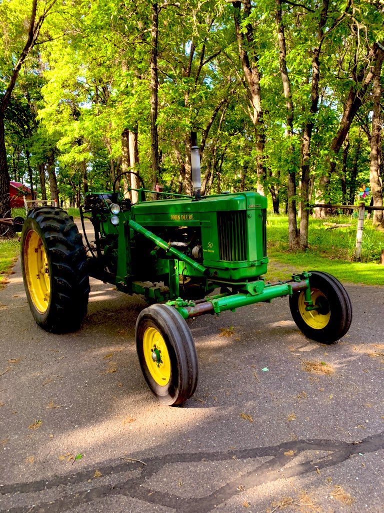 JeffreyJelinski's tweet photo. Yep, a sunshine, smile filled, haymakin day today. If youβre on OUR Rdways today and any day please be on the lookout for #Farmers and #Ranchers and their BIG #tractors and #equipment. THEY canβt see you like you think they can. #SlowMovingVehicles #StaySafe. #KeepSmilin ππΊπΈ https://t.co/vxii0vVgK9