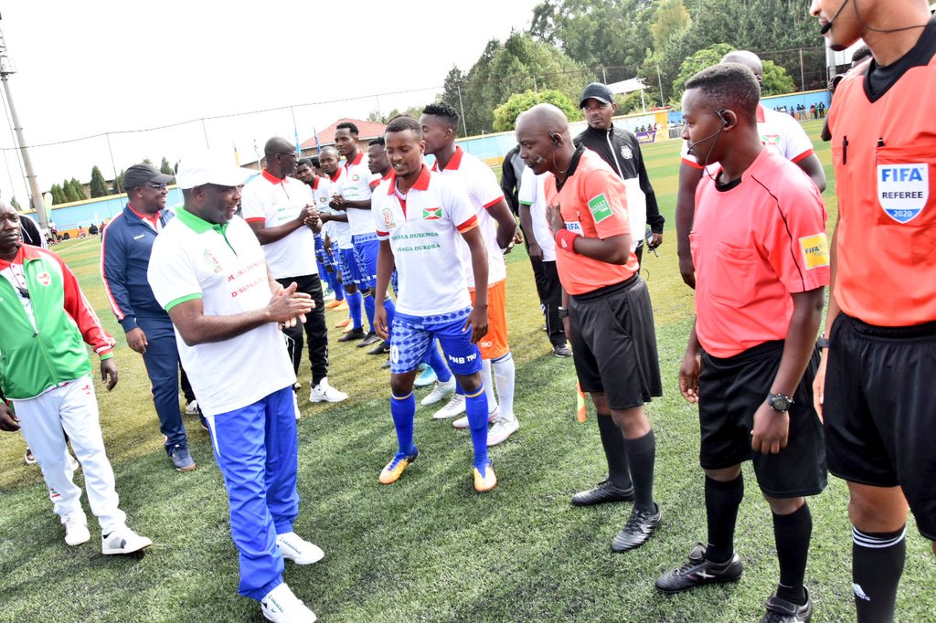 RTNBurundi's tweet photo. Le Président de la République @GeneralNeva procède au lancement d'un match de ⚽ comptant pour la Finale de la Coupe du Président, édition 2020. #Rukinzo FC de @BurundiSecurity et #Musongati FC de @Gitega croisent le fer au stade #Urukundo de #Buye @NgoziProvince https://t.co/dPDm7acn4r