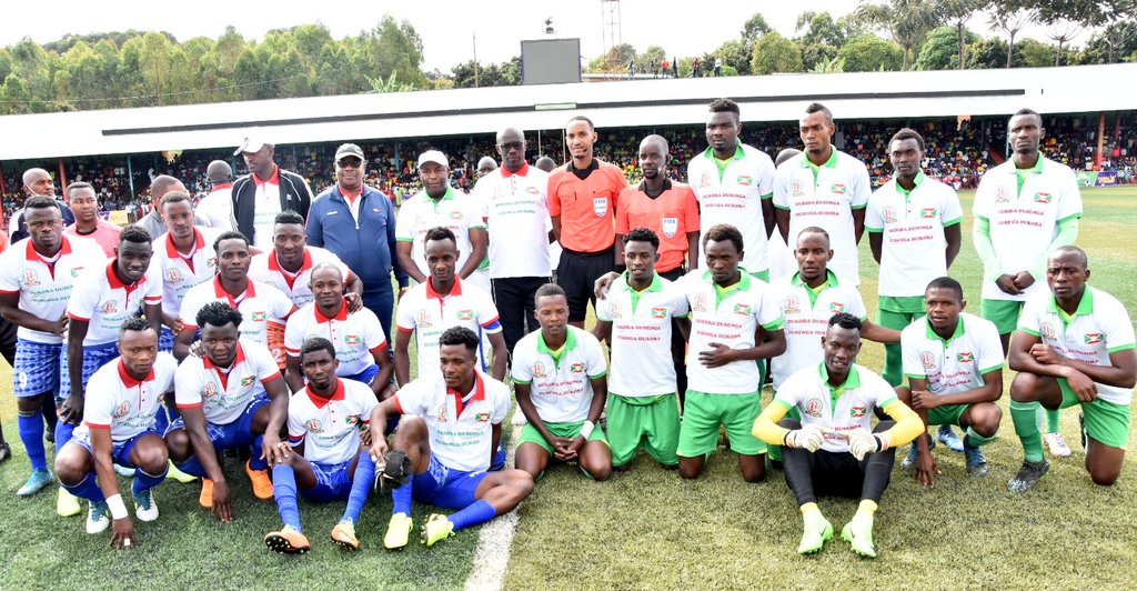 RTNBurundi's tweet photo. Le Président de la République @GeneralNeva procède au lancement d'un match de ⚽ comptant pour la Finale de la Coupe du Président, édition 2020. #Rukinzo FC de @BurundiSecurity et #Musongati FC de @Gitega croisent le fer au stade #Urukundo de #Buye @NgoziProvince https://t.co/dPDm7acn4r