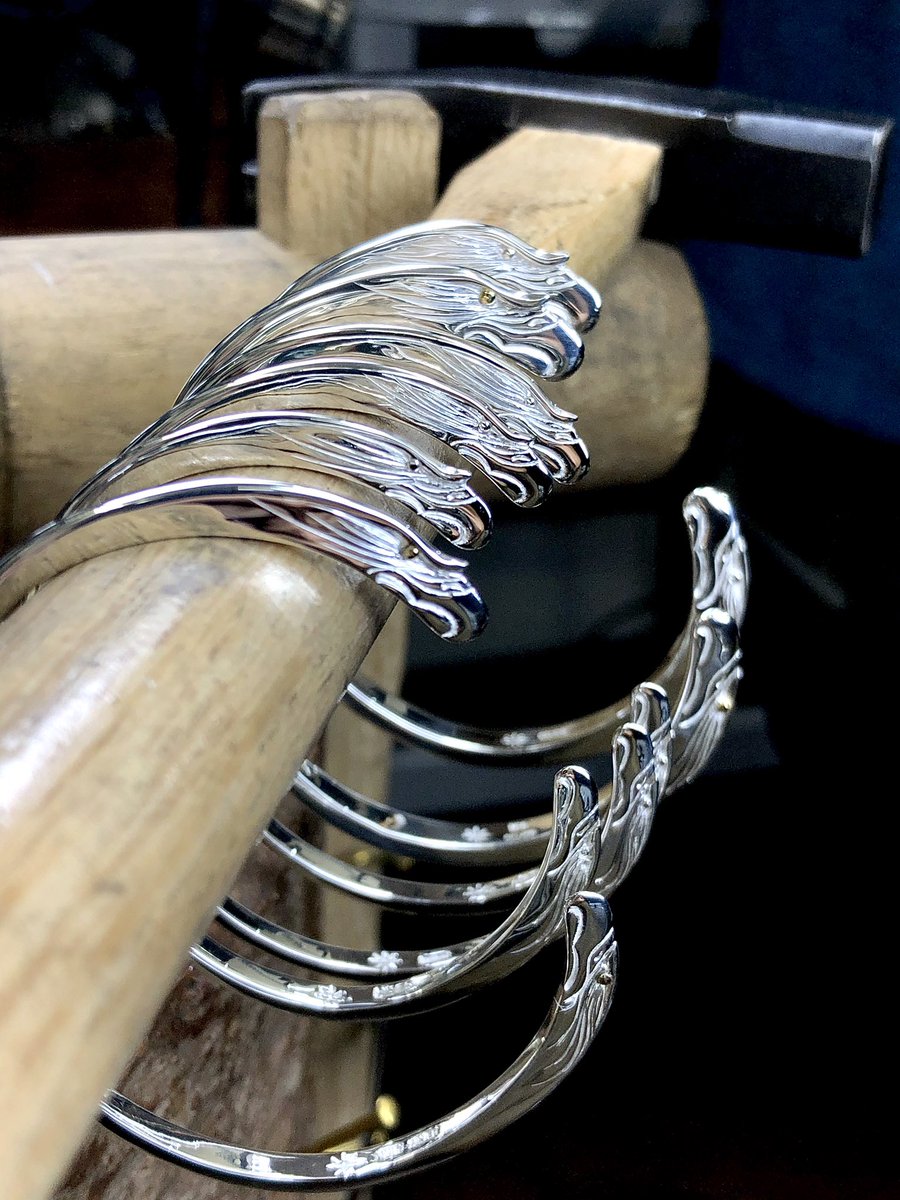 godsuns_jp's tweet photo. ⚡️EAGLE FACE BANGLE⚡️
イーグルフェイスバングル
1点1点顔を彫っているのでイーグルの表情が1つ1つ違います。
#godsuns
#eagle
#eaglefacebangle
#silveraccessory
#nativejewelry
#nativetokyostyle
#イーグルフェイスバングル
#目金 https://t.co/PaJF8ZNIIl