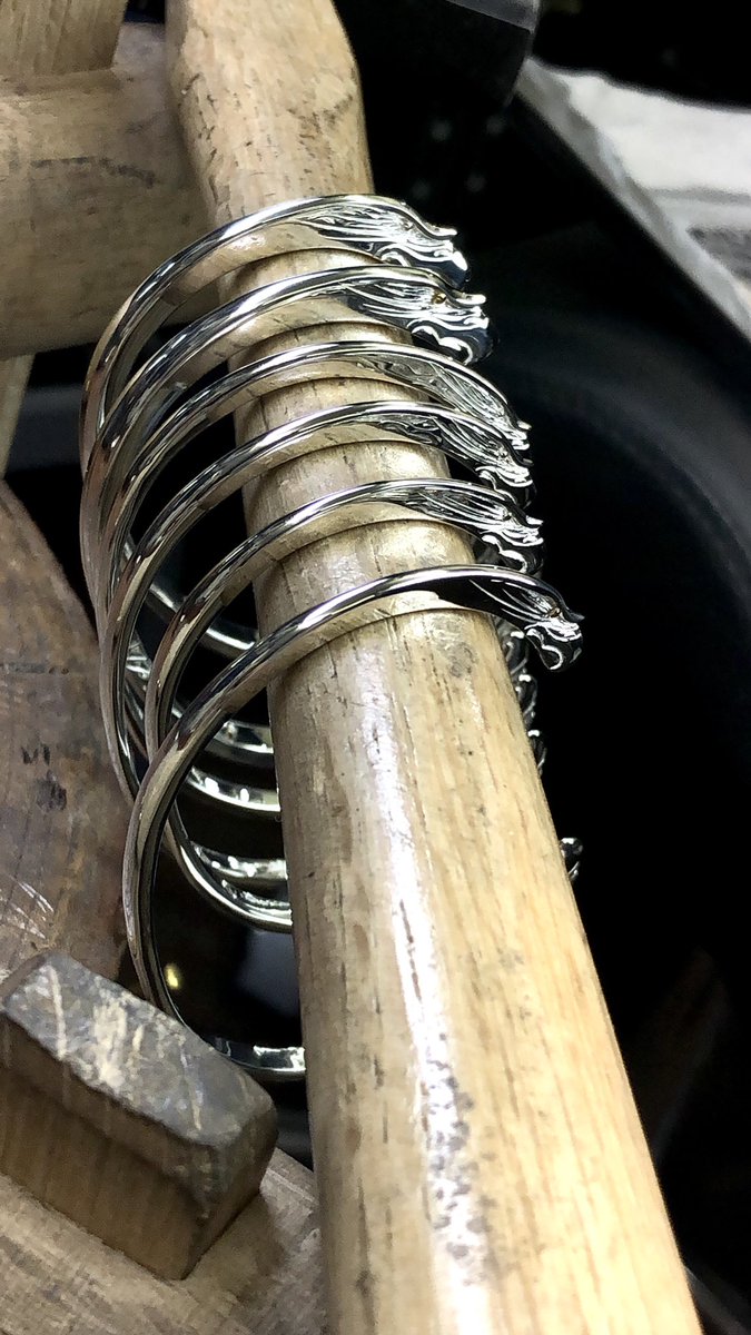 godsuns_jp's tweet photo. ⚡️EAGLE FACE BANGLE⚡️
イーグルフェイスバングル
1点1点顔を彫っているのでイーグルの表情が1つ1つ違います。
#godsuns
#eagle
#eaglefacebangle
#silveraccessory
#nativejewelry
#nativetokyostyle
#イーグルフェイスバングル
#目金 https://t.co/PaJF8ZNIIl