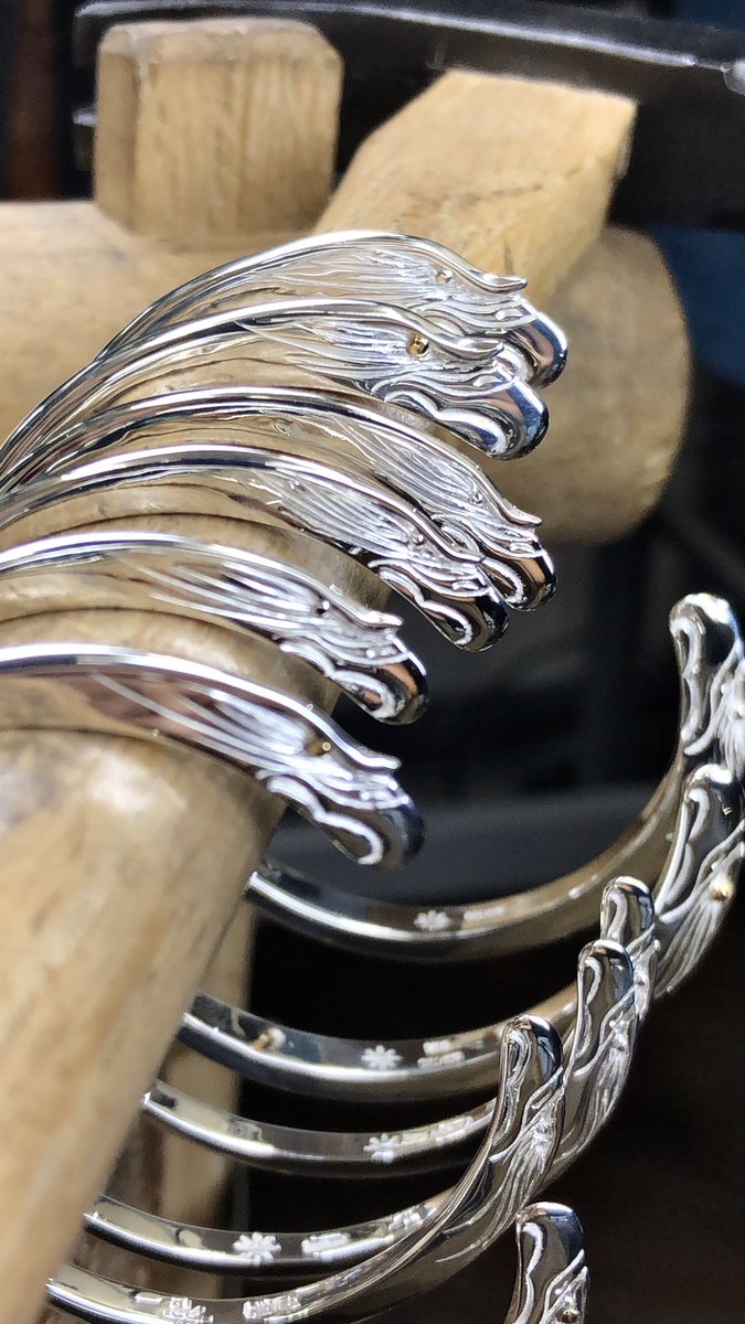 godsuns_jp's tweet photo. ⚡️EAGLE FACE BANGLE⚡️
イーグルフェイスバングル
1点1点顔を彫っているのでイーグルの表情が1つ1つ違います。
#godsuns
#eagle
#eaglefacebangle
#silveraccessory
#nativejewelry
#nativetokyostyle
#イーグルフェイスバングル
#目金 https://t.co/PaJF8ZNIIl