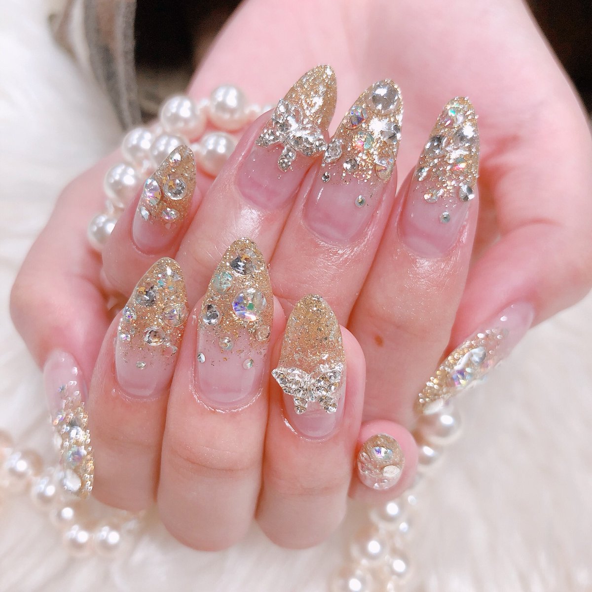 Raviy ラビィ キラキラストーンネイル 蝶々のパーツもまだまだ人気です ジェルアートやり放題10本コース有料パーツ込みで10 900円です 新宿店 中澤