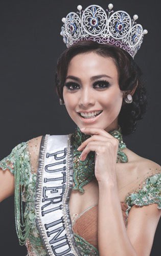 Yuk jalan2 ke Sumatera Barat, karena Puteri Indonesia berikutnya jatuh kepada Whulandary Herman. Edisi terakhir PI diselenggarakan pada tahun 2011, tetapi karena jadwal Miss Universe ditunda hingga Des 2012, maka Pemilihan Puteri Indonesia 2012 ditunda hingga awal tahun 2013.