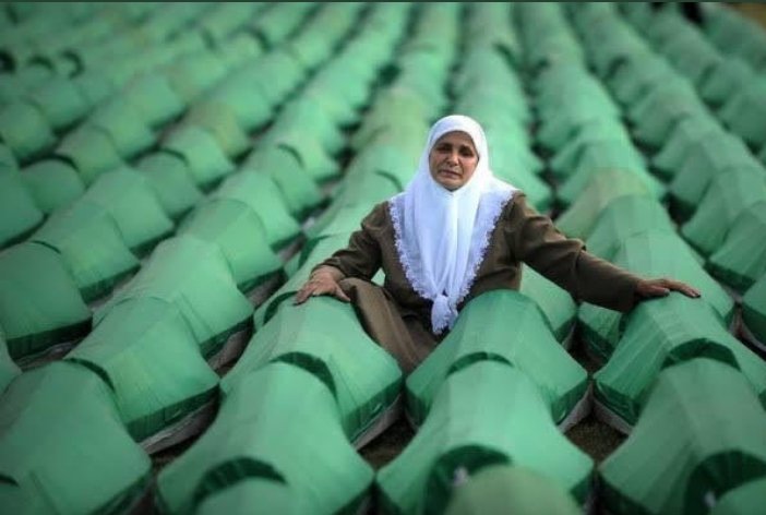Soykırımlar ve katliamlar unutulmamalı.
11 temmuz 1995 yılında Bosnanin srebrenitsa kentindeki katliyamda 10 bine yakın Bosnalı şehidi 25 nci yılında rahmetle anıyorum.

#Srebrenitsa