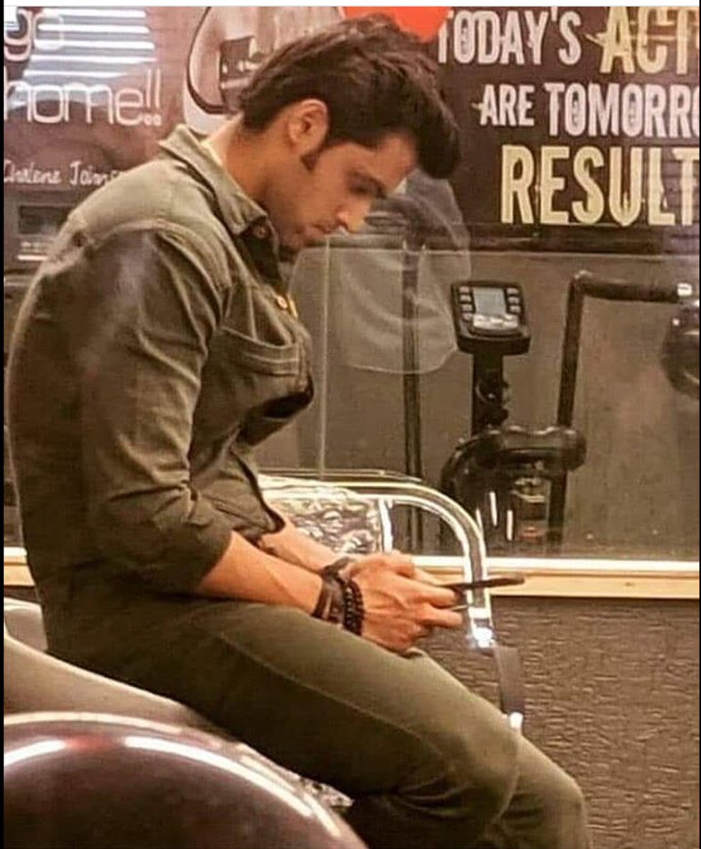 Anantxtara's tweet photo. Samthaan as an offficer of the Air Force? YES PLEASE.

#ParthSamthaan https://t.co/NmlEMmtTLQ