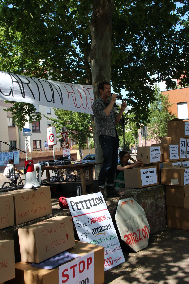 AlternatibaStbg's tweet photo. ⚡️ Mobilisation en cours ⚡️

Près de 500 personnes devant les locaux de @ccpaysdebarr
pour dénoncer l'entêtement des élus à vouloir laisser s'installer Amazon sur leur territoire. 

#stopamazon https://t.co/ghNjvQThJR