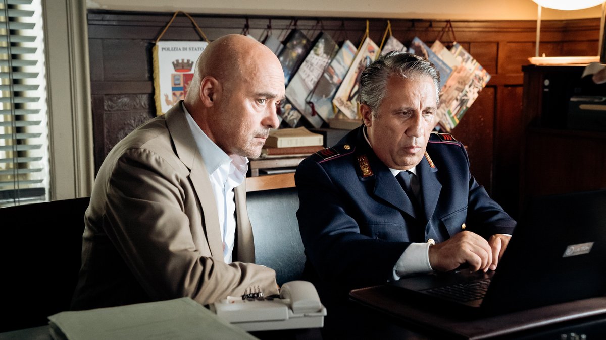 YleTV1's tweet photo. Purkutalosta löytyy sodanaikainen päiväkirja.
Entinen vigatalainen pyytää apua.
Dekkarisarja Komisario Montalbano jatkuu klo 21.40 #yletv1 #LucaZingaretti #AngeloRusso #Italia https://t.co/X3TO91f9Zt https://t.co/iFr6w3o1td