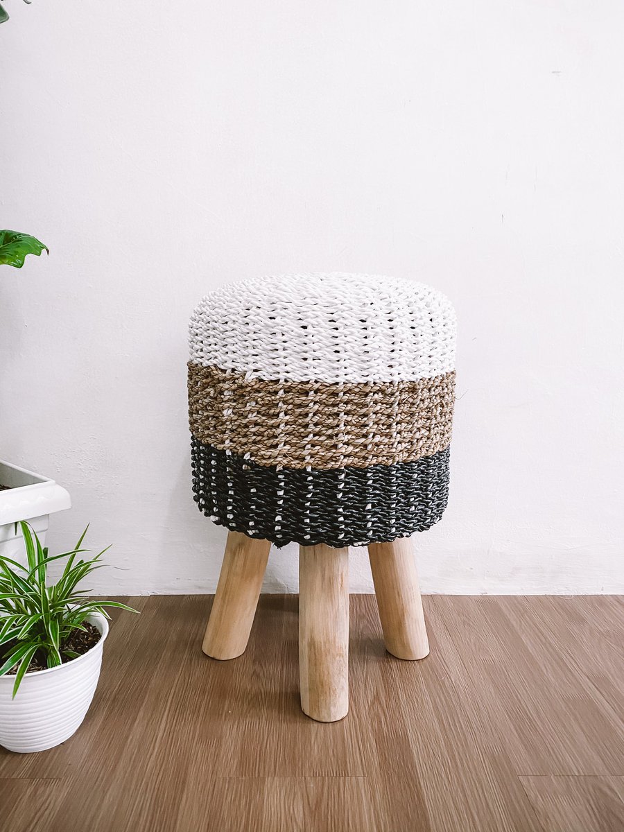 Oh ya, untuk kursi bulat ini gue beli 300rb plus karpet bulat yang diameter 100cm ini gue beli 350rb di toko yang didepan Pom Bensin Palapa, Padang Pariaman. Untuk sarung bantal macrame ukuran 45 cm nya gue beli di shopee. Harga 64rb, beli di store “decolbali” .