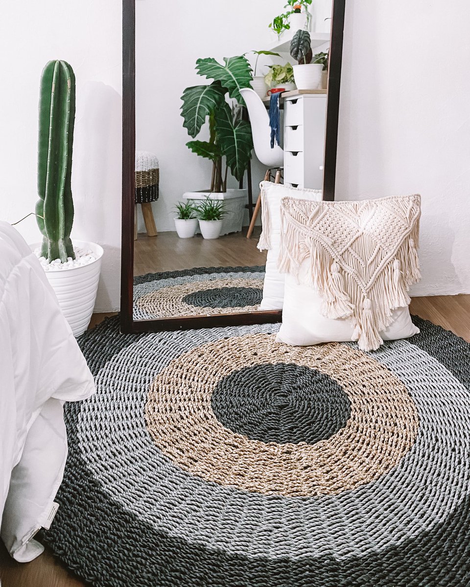 Oh ya, untuk kursi bulat ini gue beli 300rb plus karpet bulat yang diameter 100cm ini gue beli 350rb di toko yang didepan Pom Bensin Palapa, Padang Pariaman. Untuk sarung bantal macrame ukuran 45 cm nya gue beli di shopee. Harga 64rb, beli di store “decolbali” .