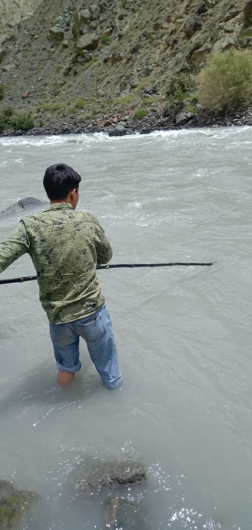 SajjadKargili_'s tweet photo. As per the directions of Jenab @S_NazirMehdi , On second consecutive day volunteers of Isna Asharia Response Team are in search- operation of IES #SubhanAli .
28-year-old officer with #IES Subhan Ali has gone missing along with Lance Nayak Palvinder Singh, since June 22. https://t.co/300u5Rgy9W
