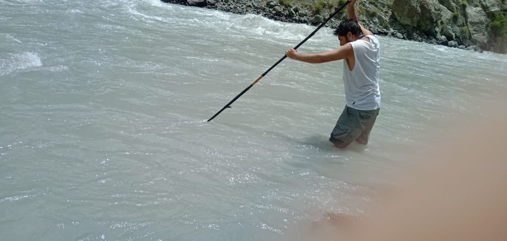 SajjadKargili_'s tweet photo. As per the directions of Jenab @S_NazirMehdi , On second consecutive day volunteers of Isna Asharia Response Team are in search- operation of IES #SubhanAli .
28-year-old officer with #IES Subhan Ali has gone missing along with Lance Nayak Palvinder Singh, since June 22. https://t.co/300u5Rgy9W