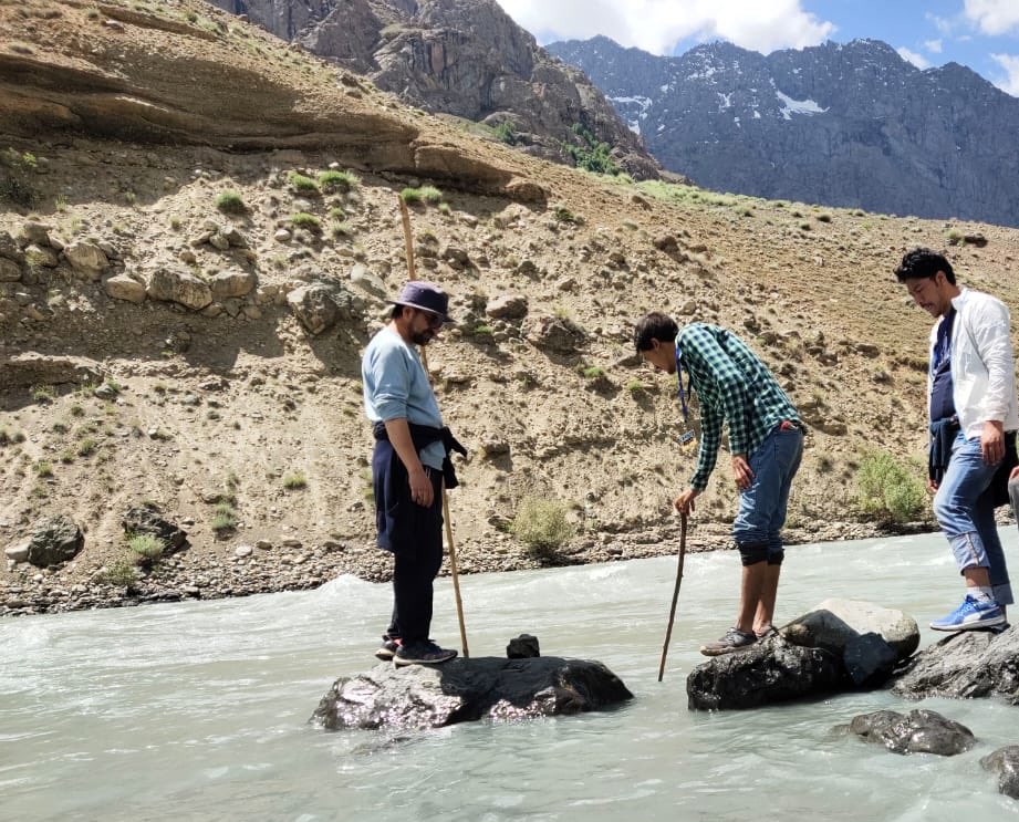 SajjadKargili_'s tweet photo. As per the directions of Jenab @S_NazirMehdi , On second consecutive day volunteers of Isna Asharia Response Team are in search- operation of IES #SubhanAli .
28-year-old officer with #IES Subhan Ali has gone missing along with Lance Nayak Palvinder Singh, since June 22. https://t.co/300u5Rgy9W