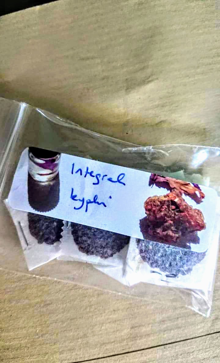 SarahJanes77's tweet photo. My Kyphi/Kapet has just arrived in the post 📯 ♥
Looking forward to recreating the ancient Egyptian temple vibe in my bedroom.
French artisanal perfume lab #lelabodecleopatra
🛏 #ancientegypt #culture #perfume #scent #beauty #templeincense #kyphi #kapet #religion #Egyptology https://t.co/jJyYLbwt3F