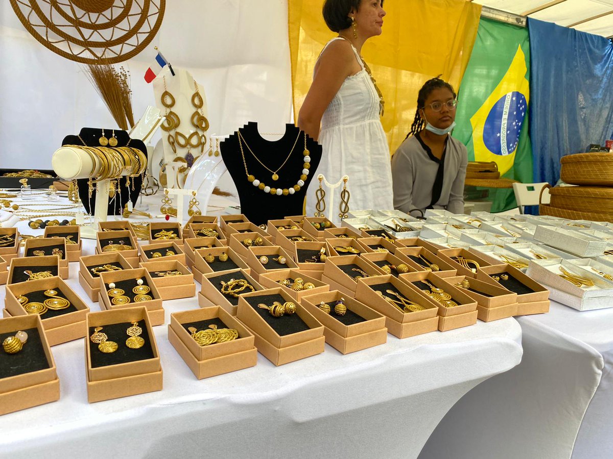 FBerthout's tweet photo. Un midi d'élection et retour sur le terrain : atelier jeunesse déconfiné organisé par le centre d’animation #Censier aux #Arènes 👨🎨👩🎨 et marché brésilien place #Monge ! 🇧🇷 https://t.co/r9K1vy936K