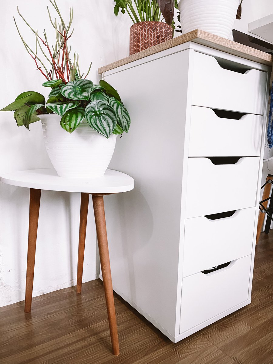 Trus tdi gue sempat bahas “coffee table” . Nah ini yang gue maksud coffee table, beli nya 199.000 di Meja Plus dapat 2 buah.