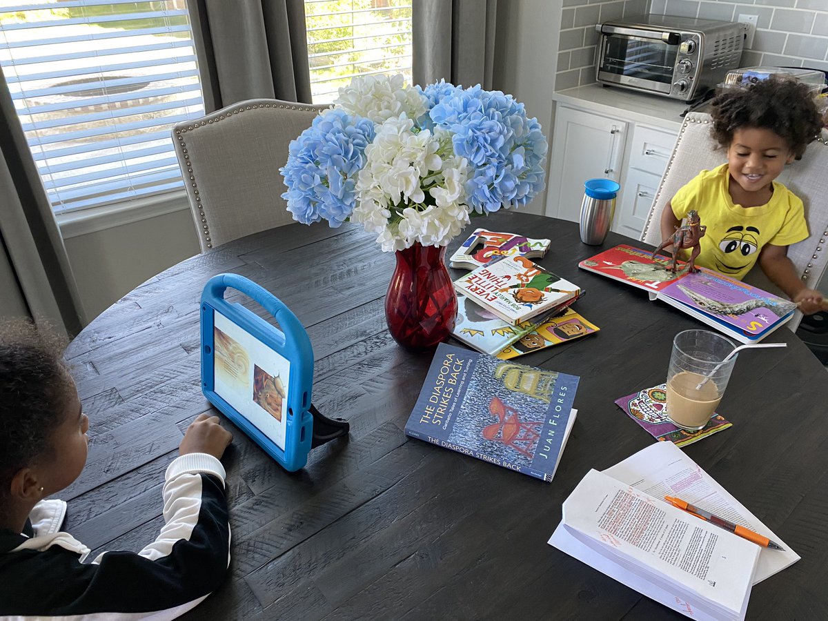 La familia that reads together, grows together. We need more children books on #AfroLatinx #ChildLiteracy #MotherScholar #LatinaMamiScholar