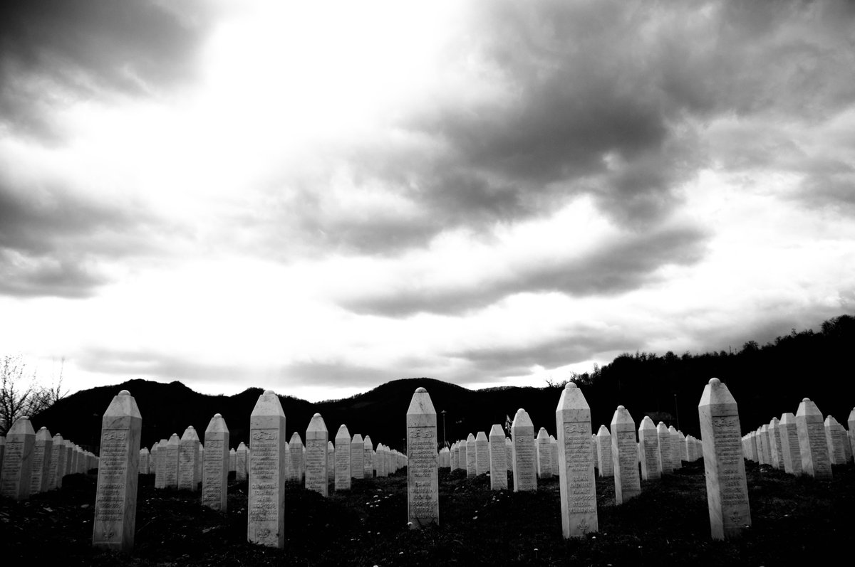 25 anni fa, oggi…
#Srebrenica è la prova della crudeltà umana e della vergogna della comunità internazionale.
Più di ottomila civili inermi furono trucidati in una decina di giorni, mentre i Caschi blu dell’#ONU facevano finta di non vedere e con loro il mondo intero.
#genocidio